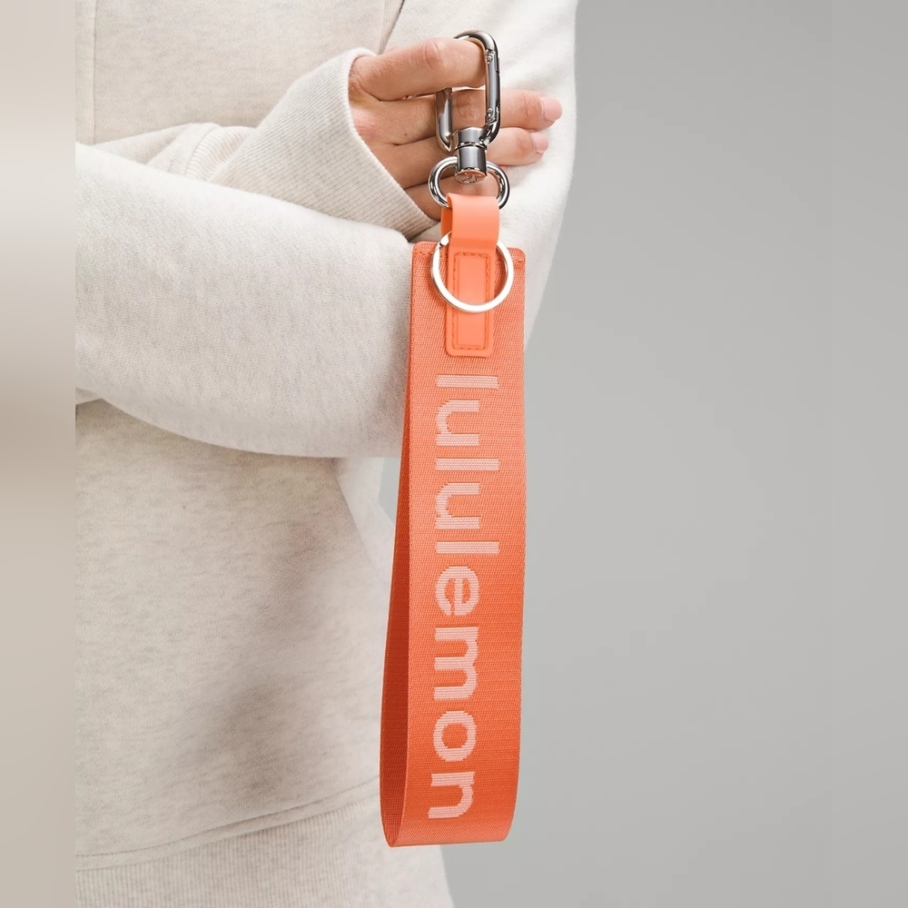 NWOT Lululemon Coral Kiss/Wisp Coral Never Lost Keychain